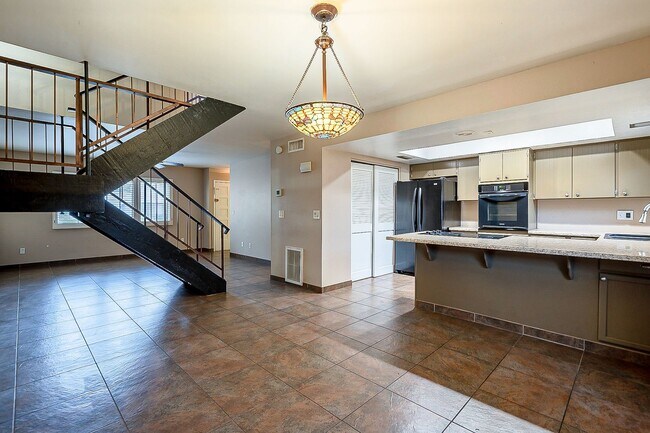 Building Photo - Charming 3 bedroom townhome near everything!