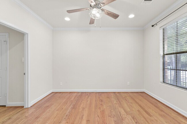 Building Photo - Elegant 3-Bedroom Home in Gated Inner Loop...