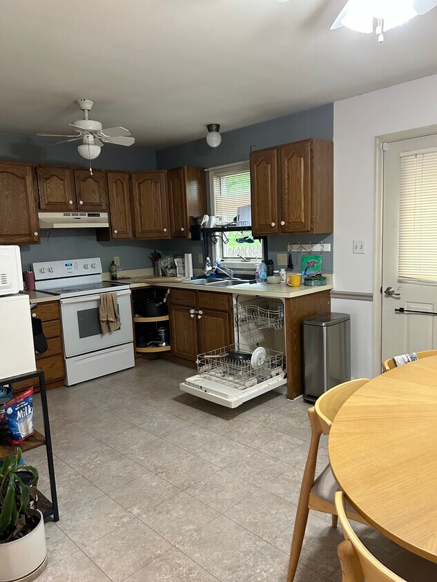 Building Photo - 861 Greenbriar Ln