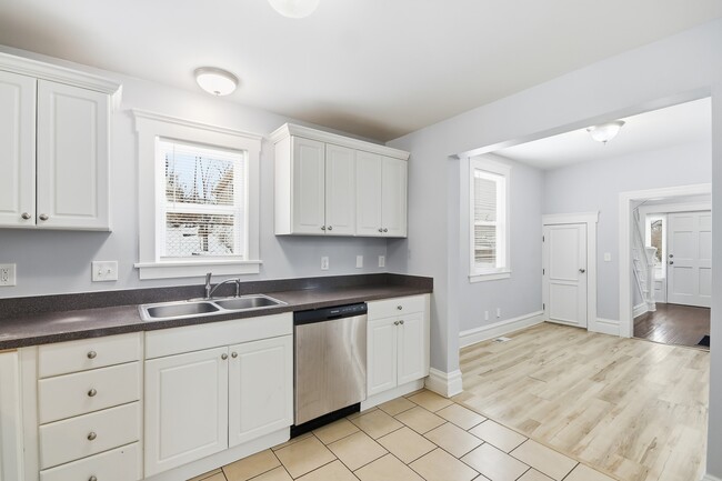 Building Photo - 7148 Kensington Ave