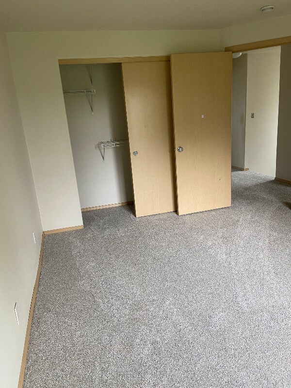 Building Photo - 250 40th Ct