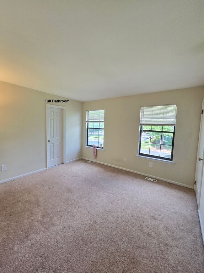 Building Photo - Rare opportunity in North Edison! Spacious 2-bed and 1.5-bathroom townhouse!