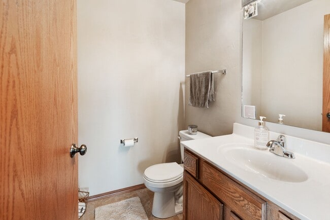 Building Photo - 1 Bed, 1 Bath 930 Sq Ft 2nd Floor