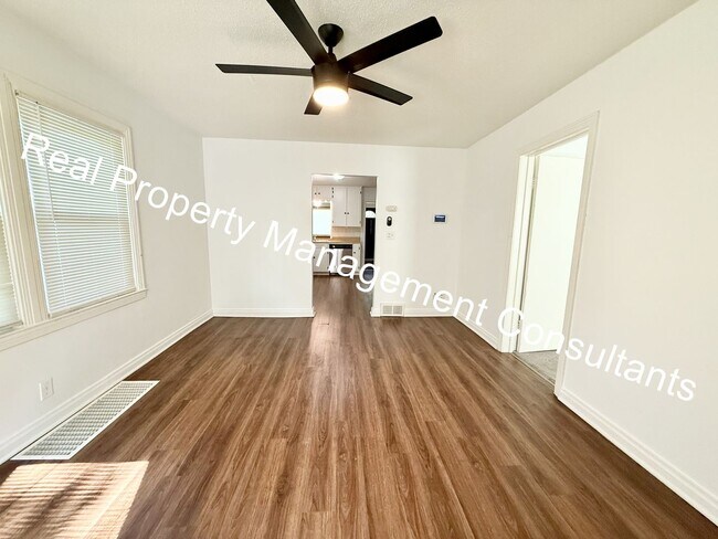 Building Photo - 2 Bedroom Classic Ranch