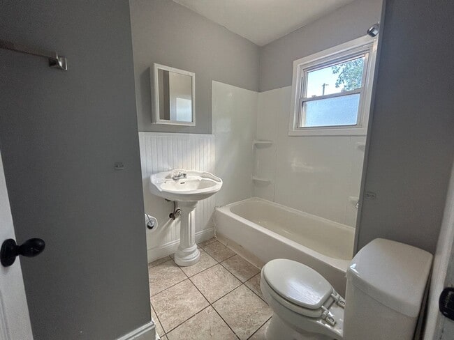 Building Photo - 3 Bedroom 2 Bath House in Moline with a Bo...
