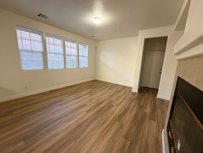 Building Photo - Discover a refreshed 4-bedroom, 2.5-bath home in Las Vegas 89149