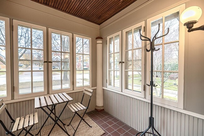 Building Photo - Quaint 4 bedroom Erie Home with Central Air & Garage Parking (Month to Month available)