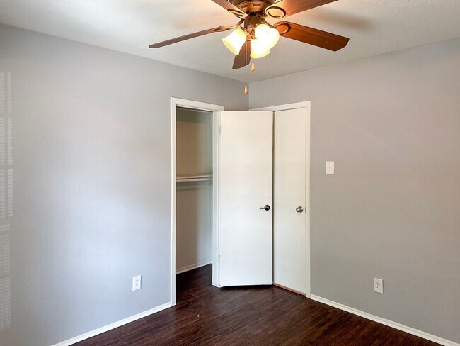 Building Photo - 3 Bedroom / 2 Bath / 2 Car Garage in Quiet...
