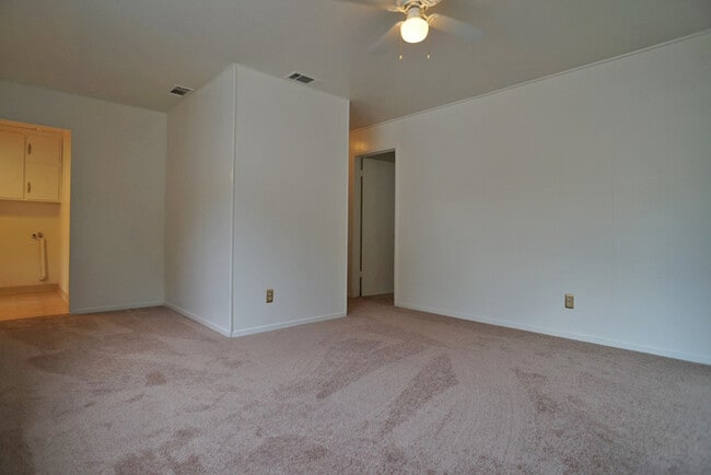 Building Photo - charming 3 bedroom 1.5 bathroom House in U...