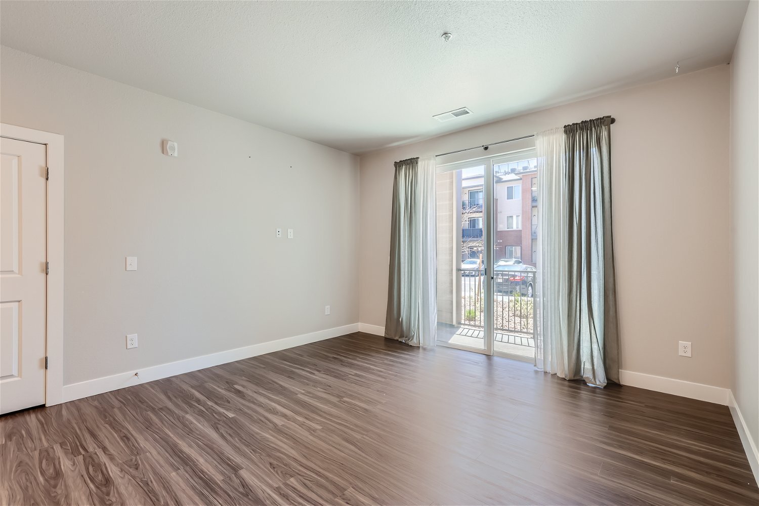 Building Photo - 981 S Sable Blvd