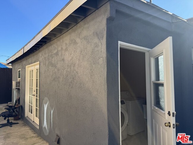 Building Photo - 2024 W 12th St