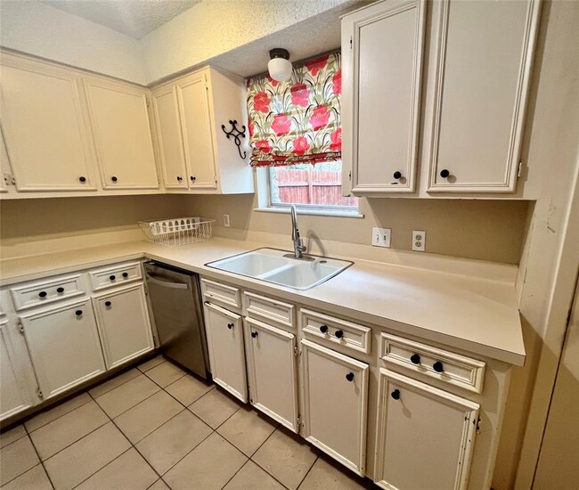 Building Photo - 2403 La Rochelle Dr