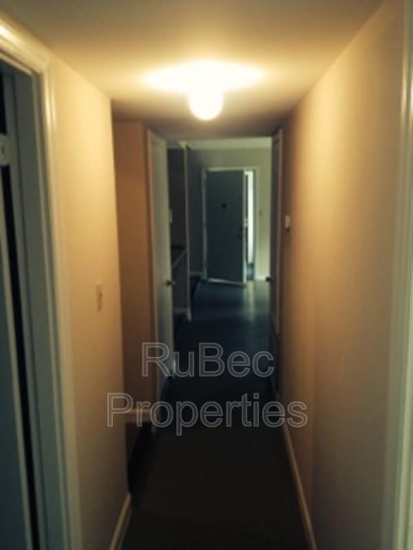 Building Photo - 702 Farmhurst Dr