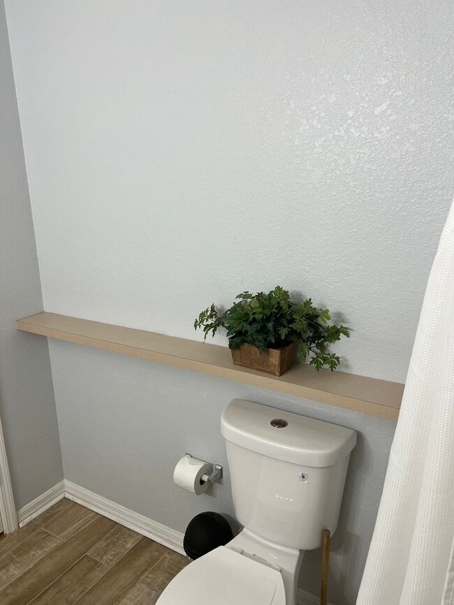 Building Photo - Fully Furnished 4 Bedroom 3 Bath Townhome ...