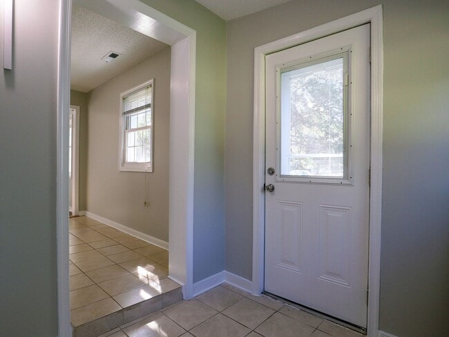 Building Photo - Cozy 2-Bedroom Home on Half an Acre in Nor...