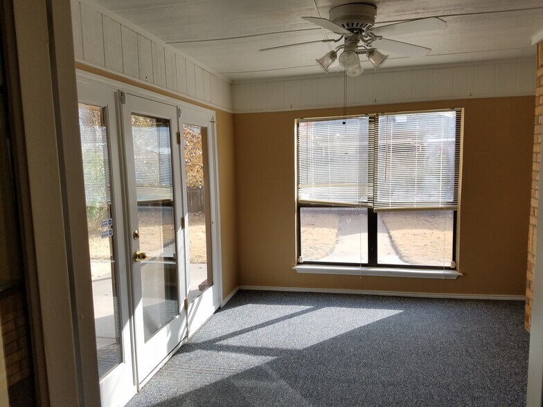 Sun room / Play room - 6031 73rd St