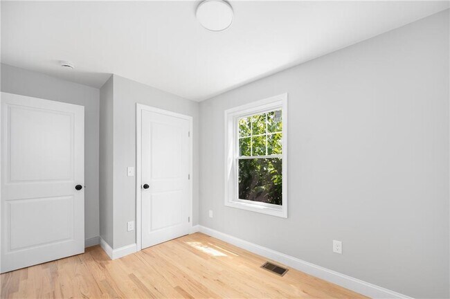 Building Photo - 28 Grosvenor Ave