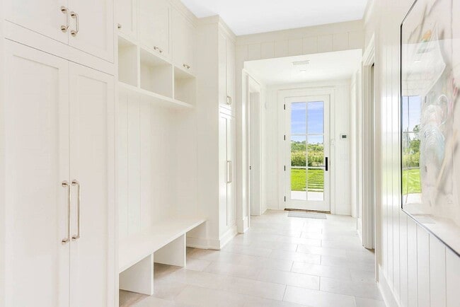 Building Photo - 571 Pauls Ln