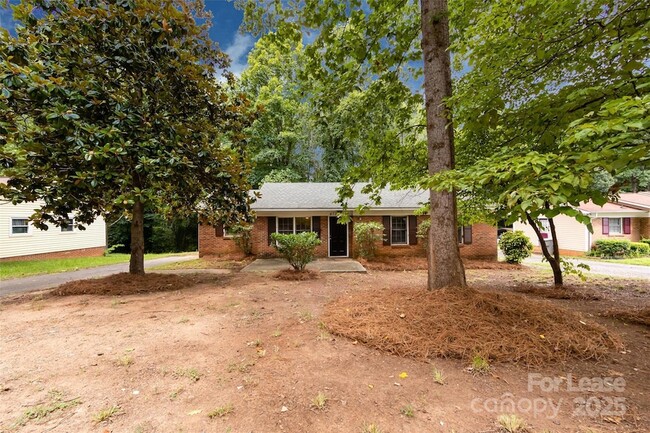 Building Photo - 4713 Belle Plaine Dr