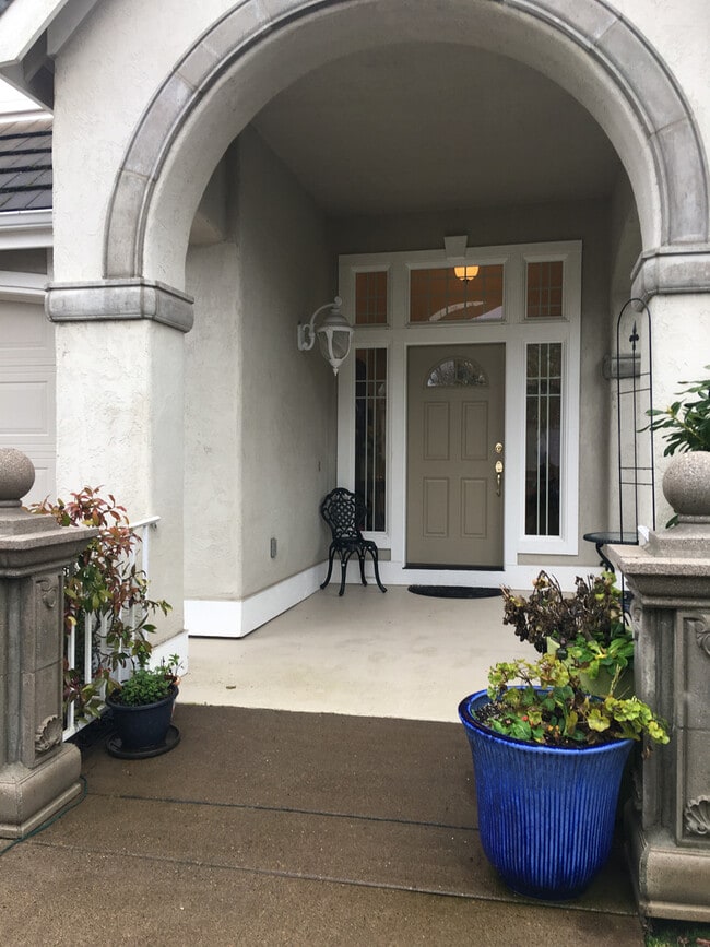 Building Photo - Beautiful 3 bedroom 2.5 Bath in North Corv...