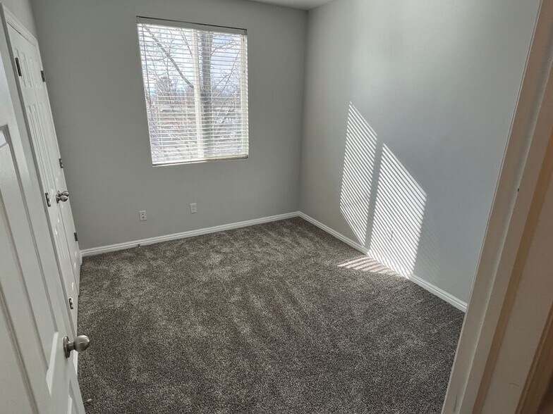 Building Photo - 610 N 400 W