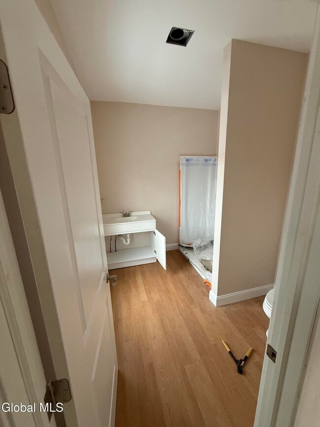 Building Photo - 253 6th Ave