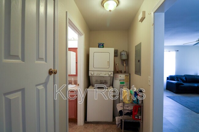 Building Photo - 405 E Palmetto Ave