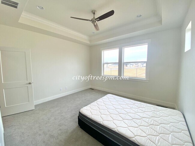 Building Photo - 3 br, 2 bath House - 8934 E Sego Lily Dr