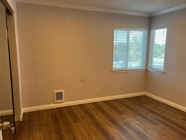 Building Photo - 4814 Daisy St