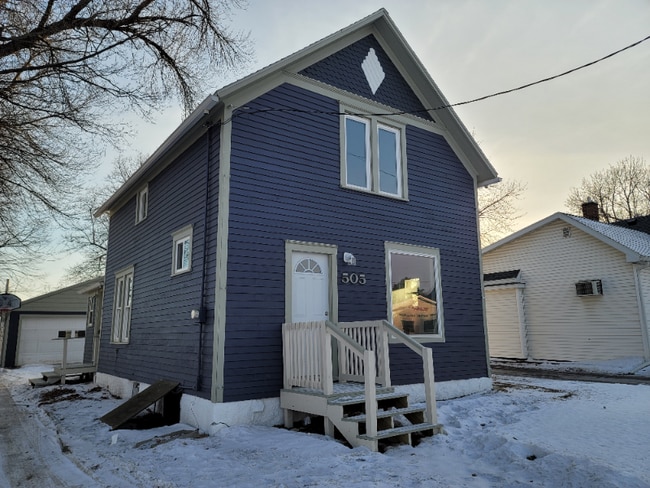 Building Photo - 505 Main St