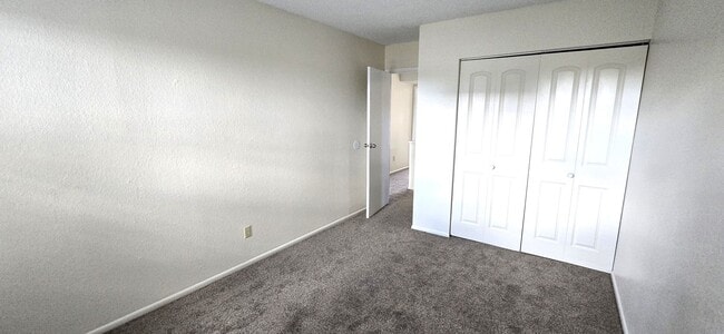 Building Photo - 3 Bedrooms, 2.5 Bathrooms, 1 Car Garage To...