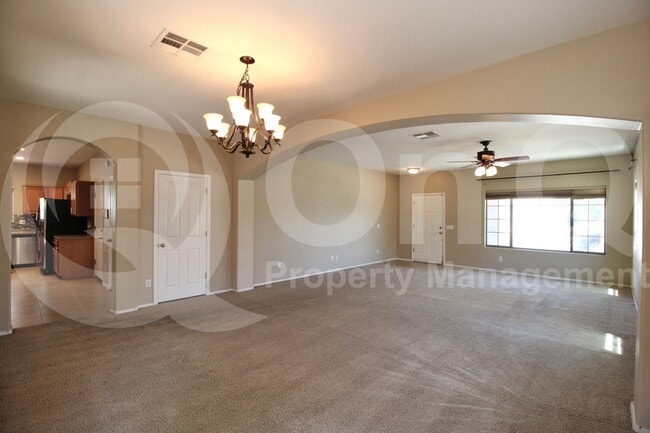 Building Photo - 995 E Blue Spruce Ln