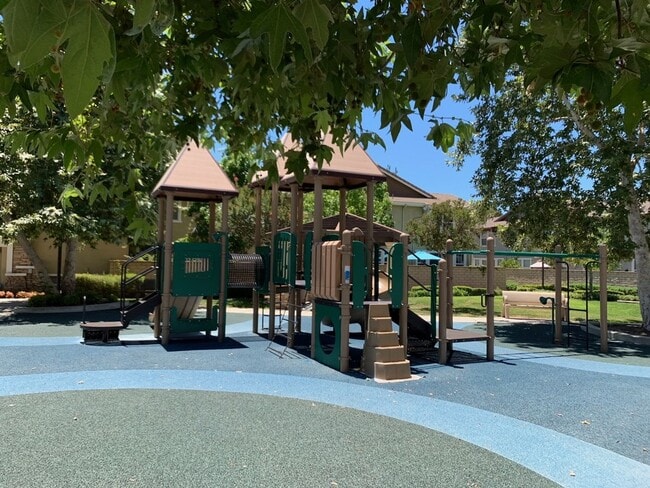 Building Photo - Beautiful 2 Bedrooms, 2 Baths Condominium with Attached Garage in Rancho Cucamonga.