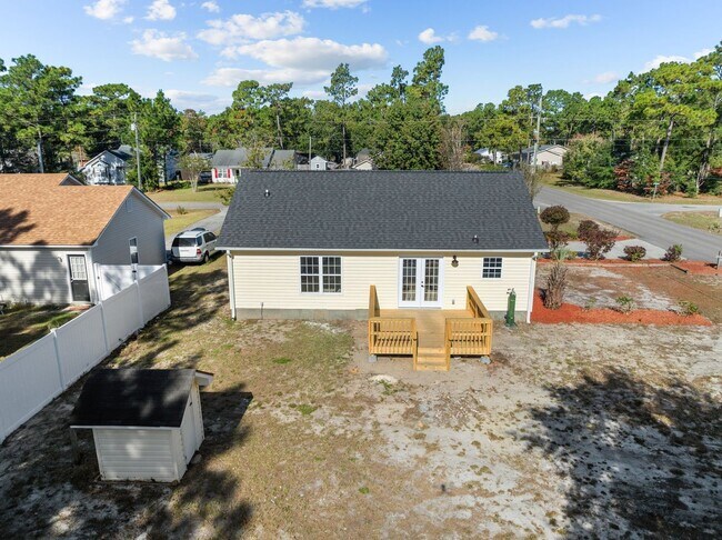 Building Photo - Fully Renovated 3 Bedroom in Southport!