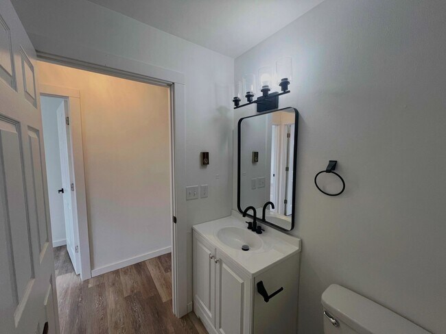 Building Photo - 909 Genrich St