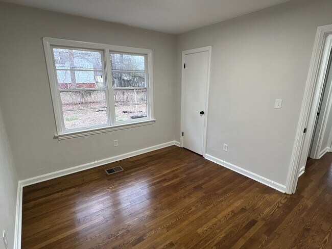 Building Photo - Newly renovated 3bed 1bath for rent!