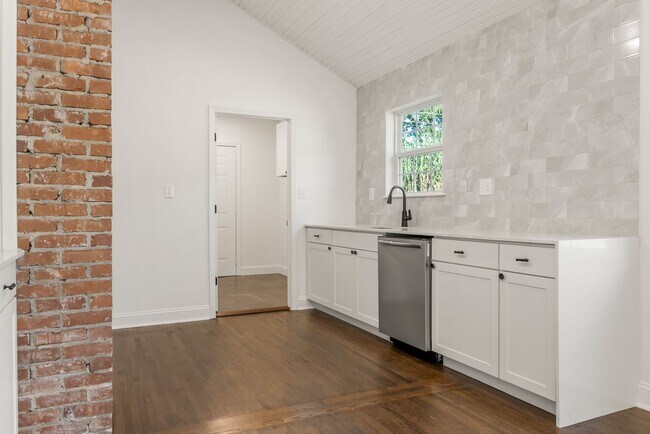 Building Photo - Stunning 2 Bedroom 2 Bath in the heart of Tulsa!