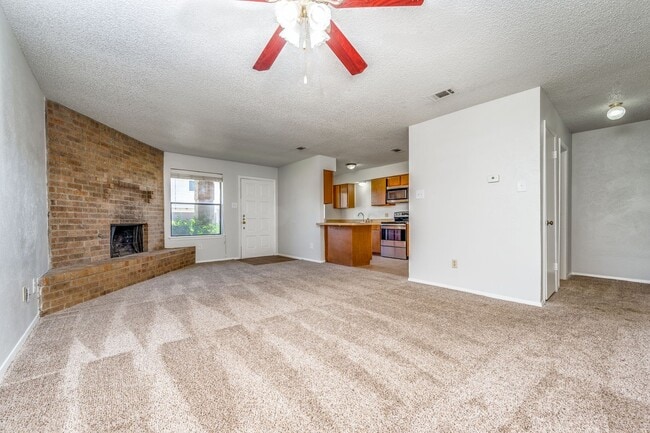 Building Photo - 2 Bedrooms in Irving with Large 2-Car Garage