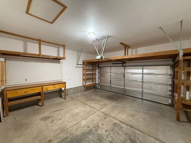 Building Photo - Freshly Updated Four Bedroom