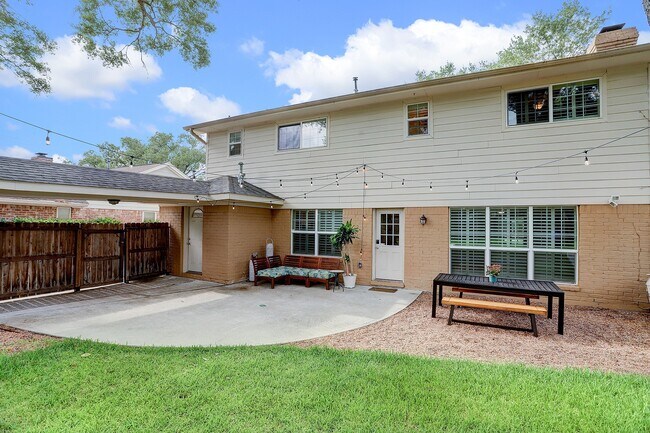 Building Photo - 12523 Briar Forest Dr