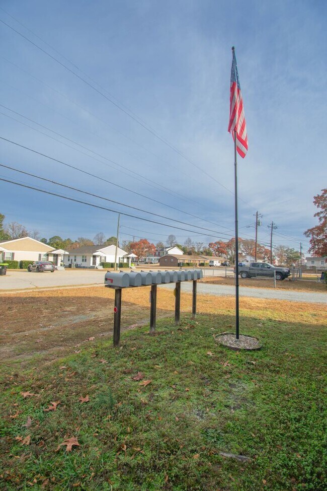 Building Photo - 2 Bedroom 1 Bathroom Updated Apartment! No Pets