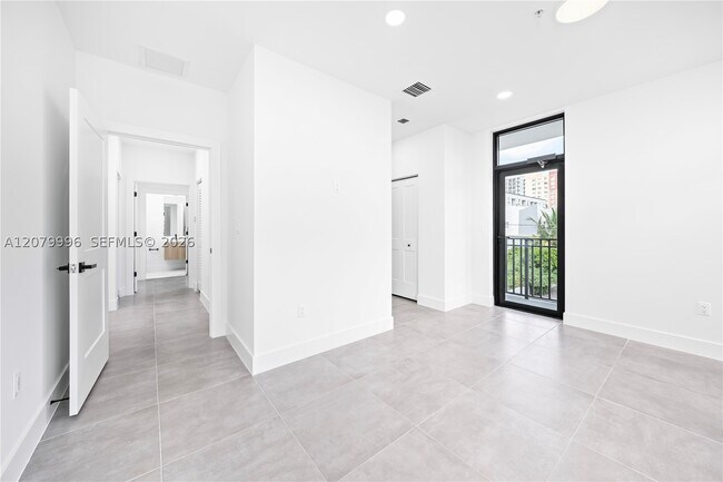 Building Photo - 526 SW 2nd 1
