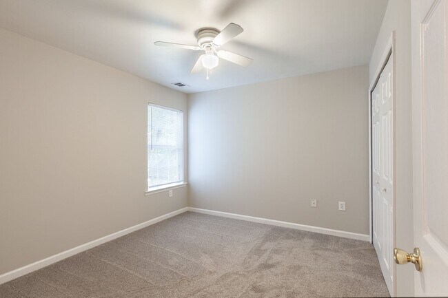 Building Photo - 3bd/2ba Duplex Unit w/ Garage in Ideal Loc...