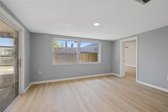 Building Photo - 4430 Shoreline Dr