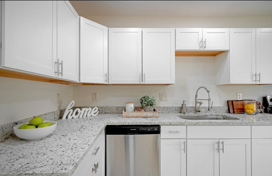 Building Photo - 2230 Juniper Hl