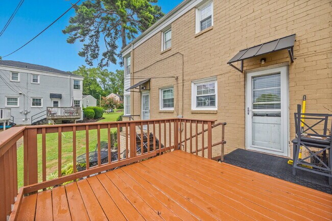 Building Photo - 512 Wakefield Dr