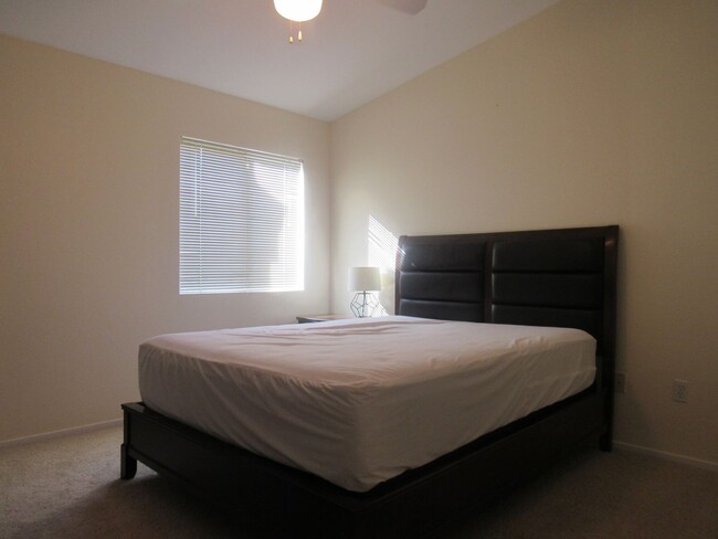 Building Photo - Horizons At Seven Hills