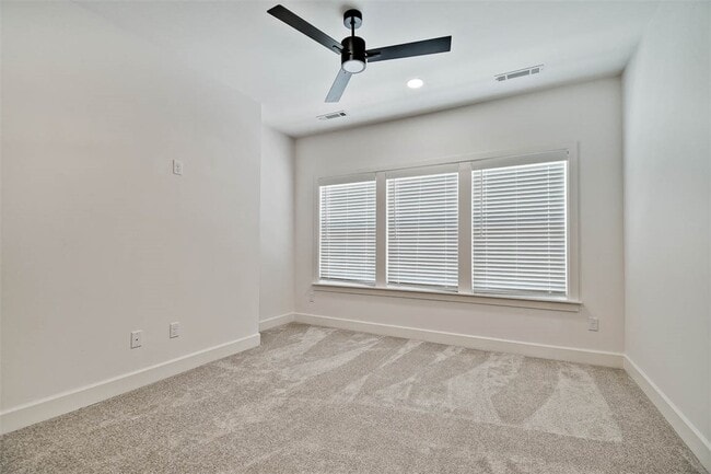 Building Photo - 510 W Persimmon St
