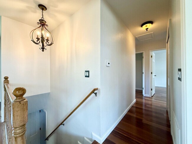 Building Photo - Gorgeously Updated 4-Bed/3-Bath Home & Ent...