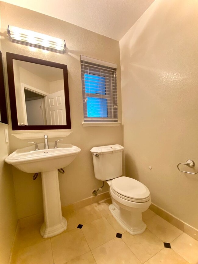 Building Photo - Gorgeous 4-bedroom Home Located in Cameron Hills Neighborhood of Fremont!